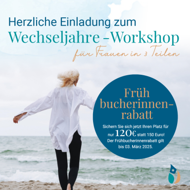 Die Rückenansicht einer Frau, die barfuss mit ausgestreckten Händen am Strand steht und mit wehenden blonden Haaren richtung Wasser blickt.