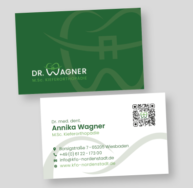 Visitenkarten Vorder- und Rückseite der Kieferorthopädin Dr. Wagner, vorne Grün mit ihrem Logo und Rückseite mit Ihren Kontaktdaten und QR