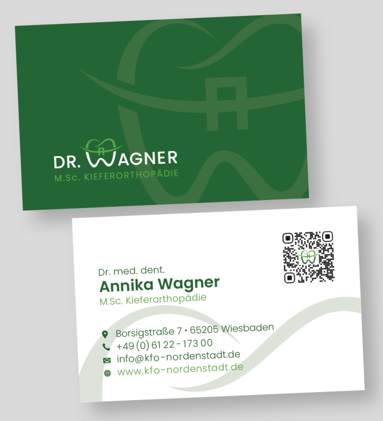 Visitenkarten Vorder- und Rückseite der Kieferorthopädin Dr. Wagner, vorne Grün mit ihrem Logo und Rückseite mit Ihren Kontaktdaten und QR